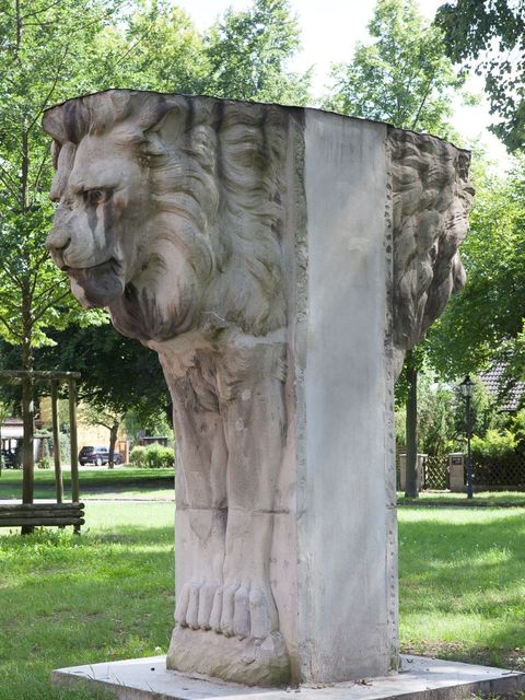 1. Löwen-Pilasterfiguren des Deutschen Kolonialhauses vor dem Museum Reinickendorf, um 1903 (Bild: Patricia Schichl © Museum Reinickendorf)