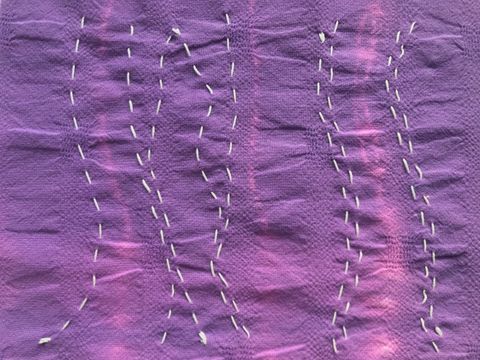 Ein Beispiel für „Slow Stitch“ auf lila Grund (Bild: Jessica Voke)