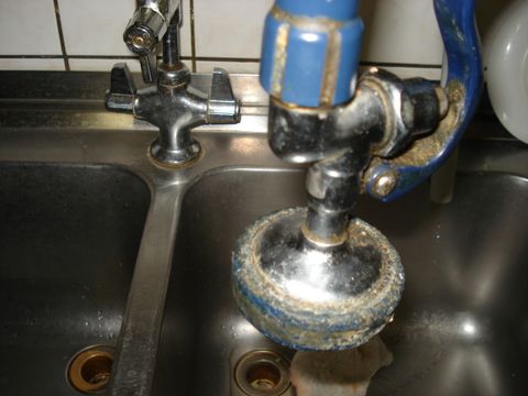 verdreckter Brausekopf an der Geschirrspüle