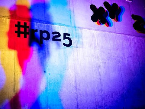 Logo der republica wird an eine Wand gestrahlt