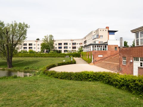 Begrünter Innenbereich in der Hufeisensiedlung in Britz (Bild: Landesdenkmalamt Berlin, Foto: Anne Herdin)