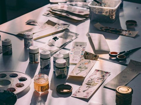 Farben, Pinsel, Kreativmaterial