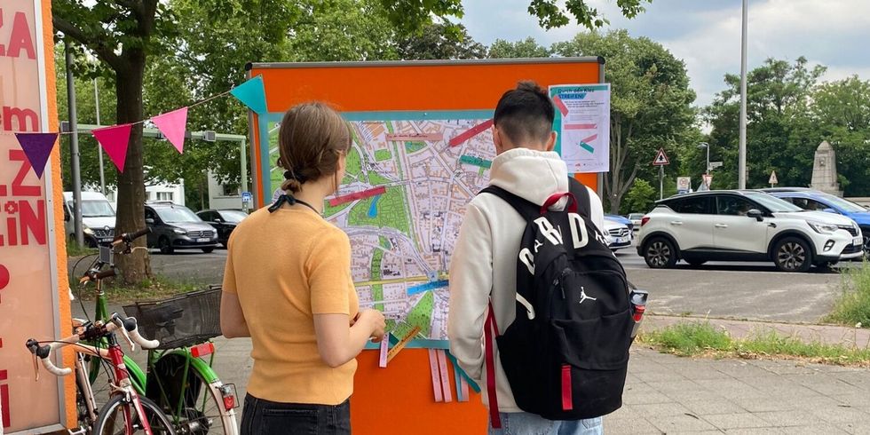 Raum für Beteiligung kommt an Pinnwand mit einem Bürger ins Gespräch.