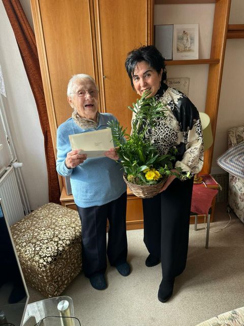 Jubilarin Hildegard Kindermann (li.) nimmt die Glückwünsche von Stadträtin Emine Demirbüken-Wegner entgegen. (Bild: BA Reinickendorf)
