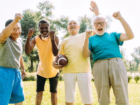 Gruppe von Senioren betreibt Sport im Park