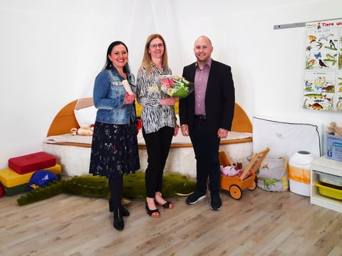 Symbolische Gutscheinübergabe an Kindertagespflegestelle v.l.n.r.: Katarzyna Reiber und Dorota Orland (Kindertagespflegestelle „Falkennest“), Alexander Ewers (Jugendstadtrat Reinickendorf). (Bild: BA Reinickendorf)