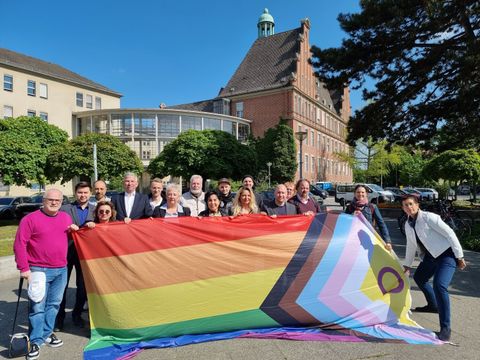 Sichtbares Zeichen für Toleranz und Akzeptanz vorm Reinickendorfer Rathaus (Bild: BA Reinickendorf)