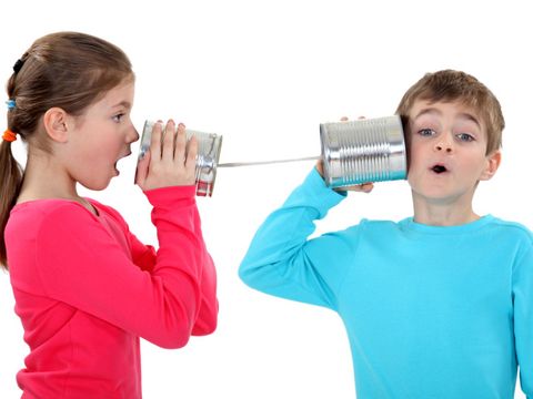 Kinder spielen mit Dosen