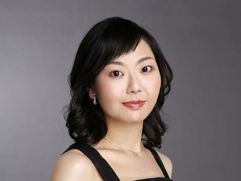 Das Bild zeigt die japanische Pianistin Maiko Mine im Halbprofil.