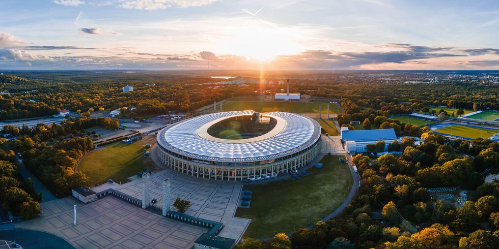 Das Olympiastadion von oben bei Sonnenuntergang