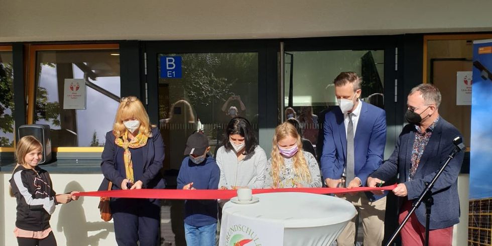 Feierliche Eröffnung und Übergabe der Sporthalle der Peter-Pan-Grundschule - Lea Sophie Marendorf, Bezirksstadträtin Juliane Witt, John Lennart Schellmann, Batoul Aswad, Leana Teichert, Bezirksstadtrat Gordon Lemm, Konrektor Jens Berger