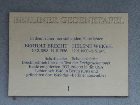 Gedenktafel für Bert Brecht und Helene Weigel, 28.11.2014 (Bild: Bezirksamt, KHMM)