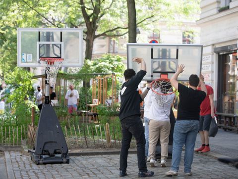 Jugendliche beim Aufstellen eines Basketball-Korbes bei der Block Party