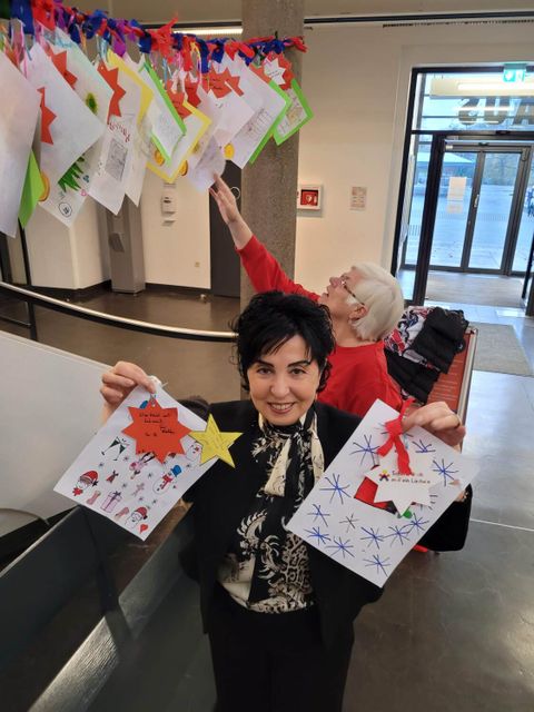 Bezirksbürgermeisterin Emine Demirbüken-Wegner (vorn) und Inge Graupner vom Verein pflückten als Erste Kinderwünsche im Foyer. (Bild: BA Rdf)