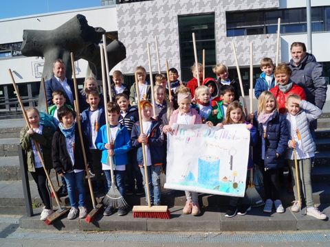 Die Klasse 3c der Katholischen Schule St. Martin mit Bezirksbürgermeister Frank Balzer (hinten links) sowie Klassenlehrerein Caroline Milde und Filialleiter Winfried Wergen (hinten rechts im Bild). (Bild: BA Reinickenodrf)