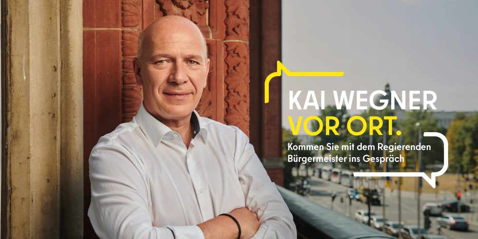 neu Banner Kai Wegner vor Ort