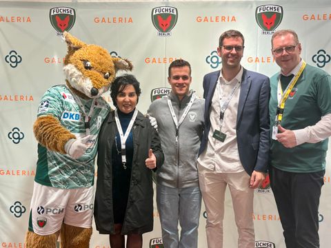 Von links nach rechts: „Fuchsi“ (Maskottchen), Bezirksbürgermeisterin Emine Demirbüken-Wegner, Tim Freihöfer (Linksaußen), Cedric Haß (Geschäftsführer Verein Füchse Berlin Reinickendorf), Torsten Dunkelmann (Filialgeschäftsführer Galeria Tegel) (Bild: BA Rdf)