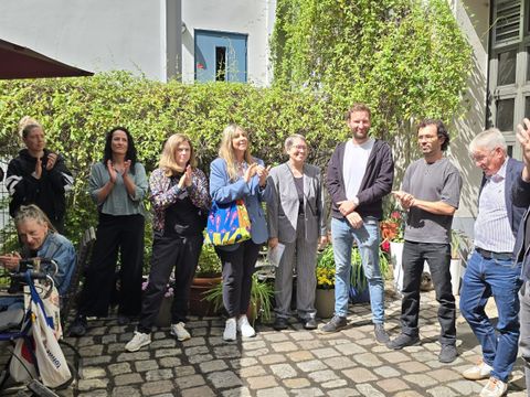 Gemeinsam mit den beiden Architekten eröffneten Lars Viehmeyer (v.r.n.l.), Quartiersmanagement Wassertorplatz, Ralf Hirsch, Senatsverwaltung für Stadtentwicklung, Bauen und Wohnen, Marita Lesly, Gemeindekirchenrat, Cornelia Tietz, Einrichtungsleitung, Bezirksbürgermeisterin Clara Herrmann und Julia Lehmann, Geschäftsführung Wassertor e.V. die Einrichtung für die zahlreichen Gäste (Bild: Sabine Böhnig)