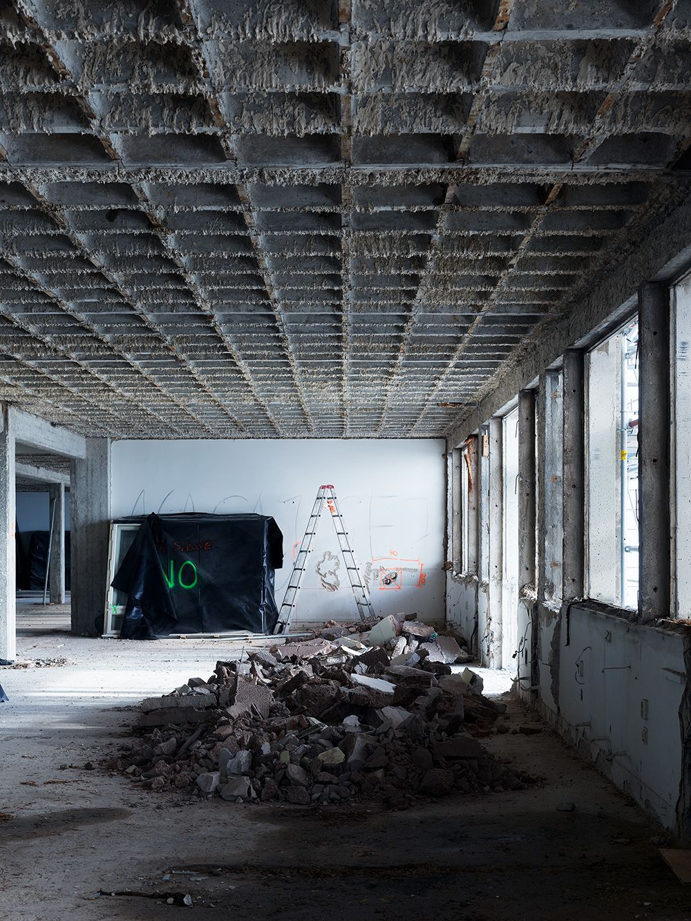 Baustellenansicht mit ausgebauten Fenstern, Juli 2021