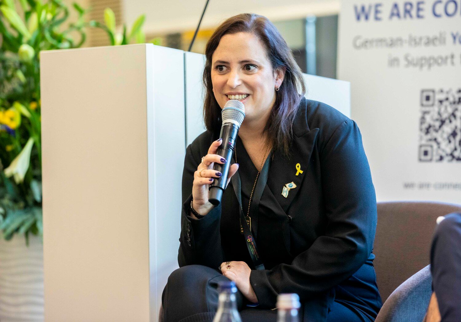 Ortal Hadad, Jugendamtsleiterin von Kiriat Bialik, nimmt an einer Podiumsdiskussion teil.