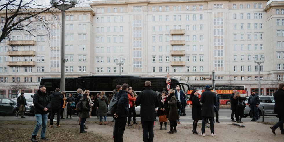 Senatsbesuch Bus auf der Karl-Marx-Allee