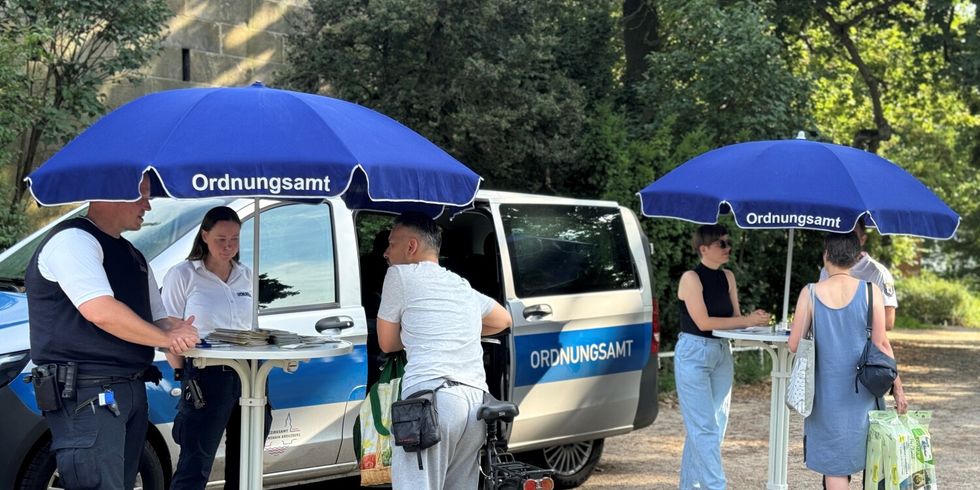 Mitarbeiter*innen des Ordnungsamts und Bezirksstadträtin Annika Gerold informierten Anwohner*innen und Besucher*innen des Viktoriaparks über das Thema Waste-Watching