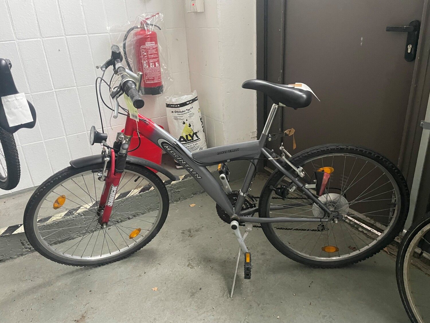 Grau-rotes Herrenfahrrad