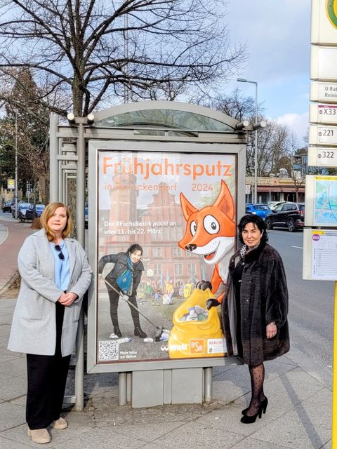 Bezirksbürgermeisterin Emine Demirbüken-Wegner und Wall-Regionalmanagerin Harriet Vahldieck (li.) vor dem diesjährigen Plakat der Frühjahrsputz-Aktion (Bild: BA Rdf)
