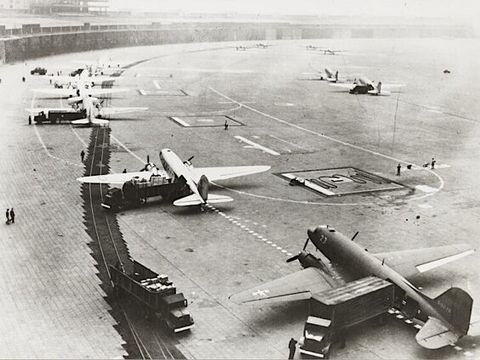 Flugzeuge auf einem großen betonierten Gelände