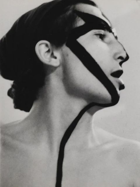 Gabriele Stötzer – Selbstporträt, aus: „Auslöschung eines Blicks, Ich trage meine Wunden offen“, 1983, Fototableau bestehend aus 22 Vintages, Silbergelatine auf Barytpapier, Handabzüge der Künstlerin (Bild: © Gabriele Stötzer, VG Bild-Kunst, Bonn 2023 | Courtesy LOOCK Galerie, Berlin)