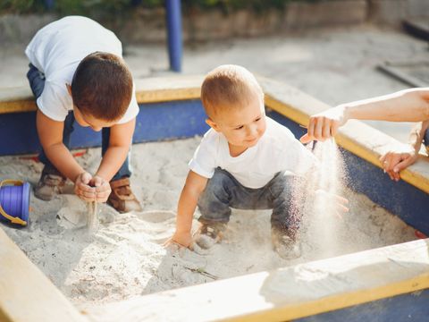 Zwei Kinder im Sandkasten am Spielen