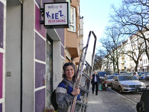 Eine Nutzerin vor der Teil-Bar in Neukölln