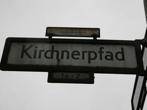 Straßenschild Kirchnerpfad mit Erläuterung, 14.03.2015 (Bild: BA Charlottenburg-Wilmersdorf, ML)