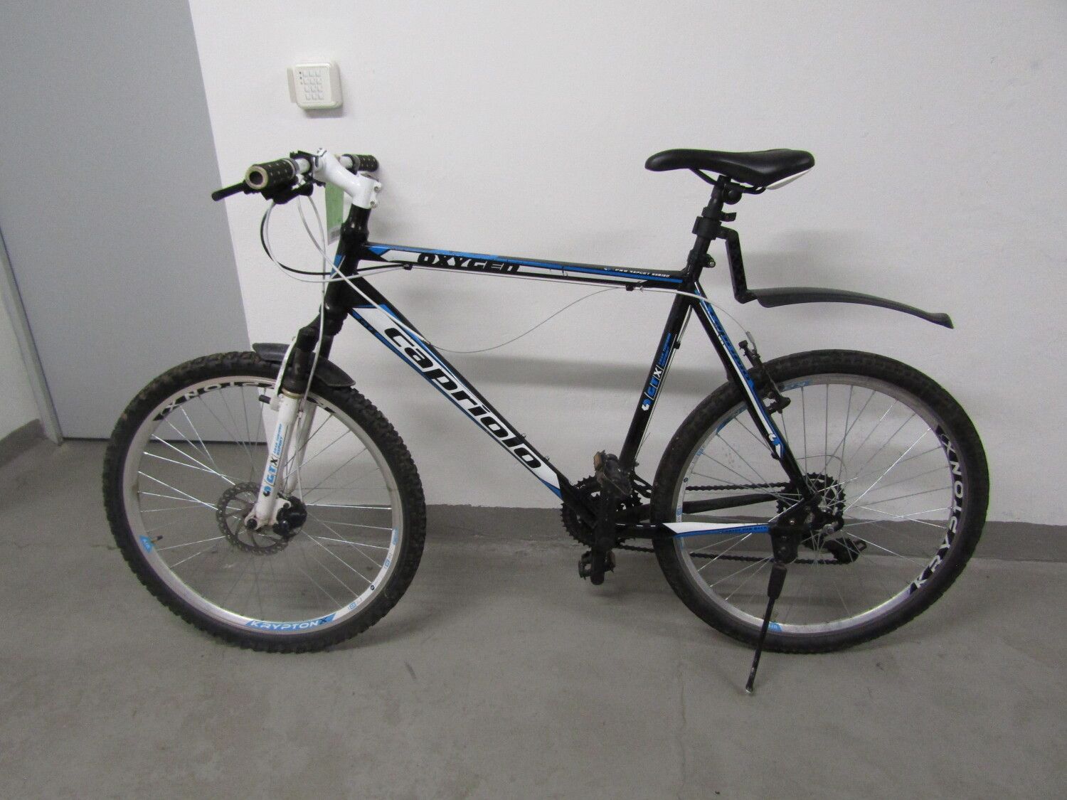 Blau-weißes Herrenfahrrad