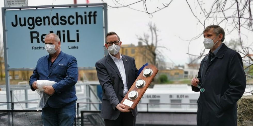 Jugendschiff ReMiLi wird nach Sanierung übergeben (mitte Bezirksbürgermeister Igel, re. stellv. Bezirksbürgermeister Klemm, li. Werftleiter Hr. Loerke