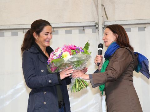 Martina Schmiedhofer bedankt sich bei der Schauspielerin Mariella Ahrens für deren Untrestützung