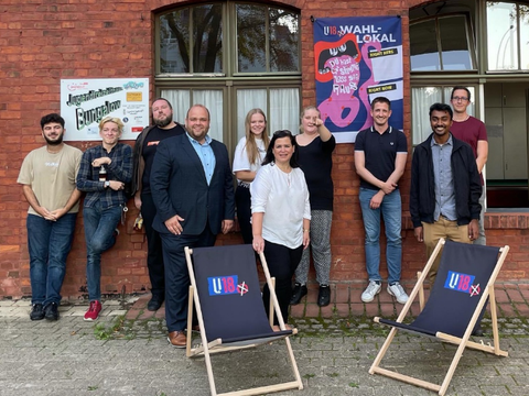 Junge Menschen und Politiker stehen zusammen