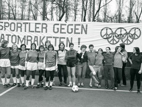 Die Frauenfußballmannschaft des FC Internationale im Rahmen des Osterturniers »Sportler gegen Atomraketen«, 1983 (Bild: Jürgen Henschel, Museen Tempelhof-Schöneberg/Archiv)