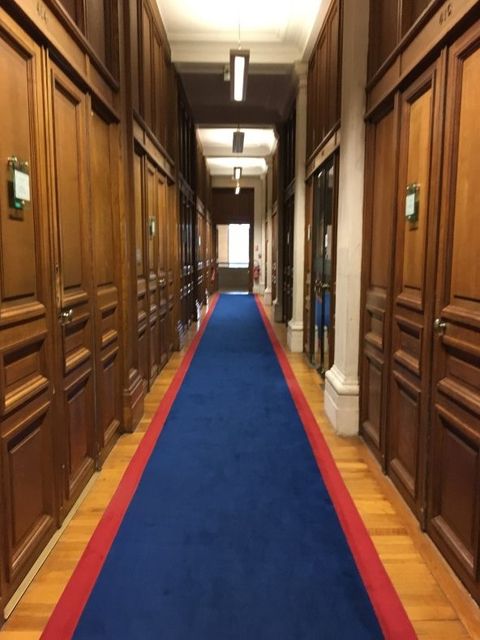 Holzvertäfelte Gänge im Hotel de Ville (Bild: Jessica Becker)