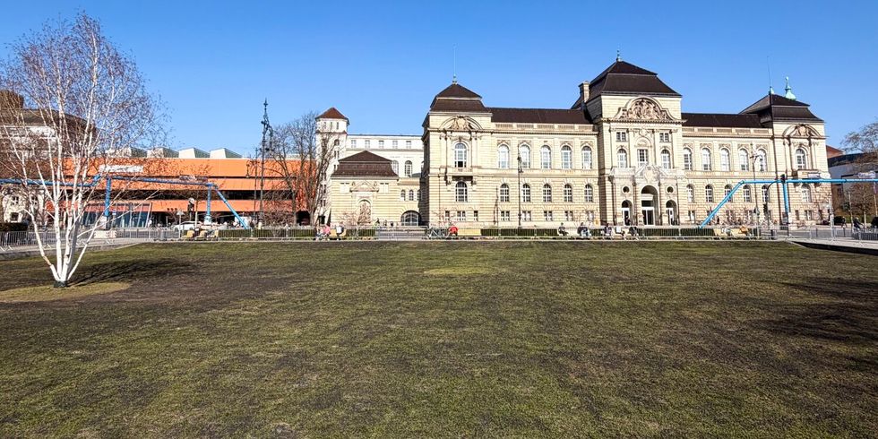Steinplatz: Ausbringung von aktivierter Pflanzenkohle