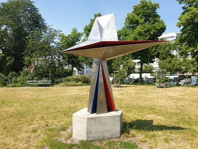Die Skulptur mit Kern-rot-blau