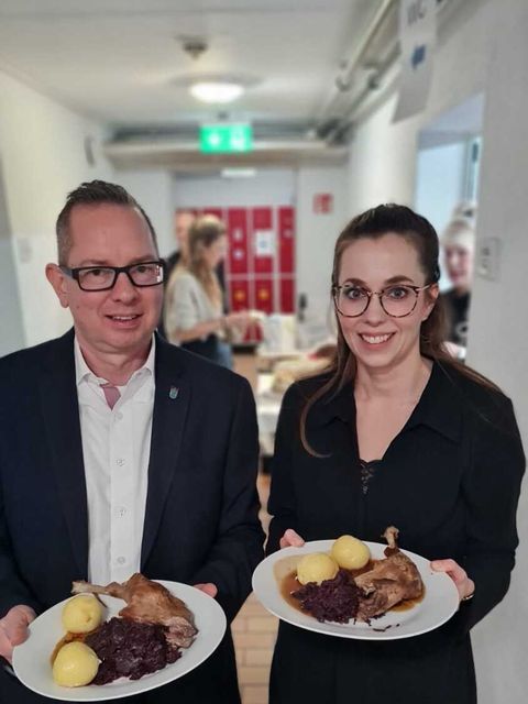 Bezirksbürgermeister Oliver Igel und Carolin Weingart, Stadträtin für Soziales beim Bedürftigtenessen im Haus Hebron