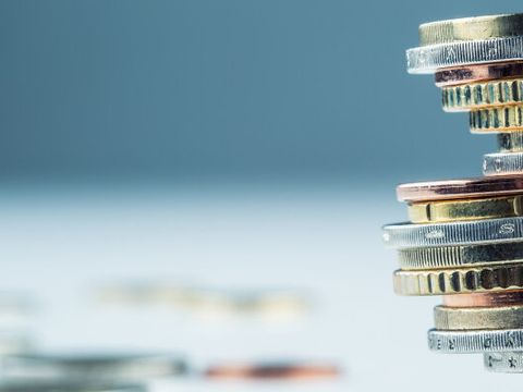 Schief und ungleichmäßig gestapelte Euro-Münzen