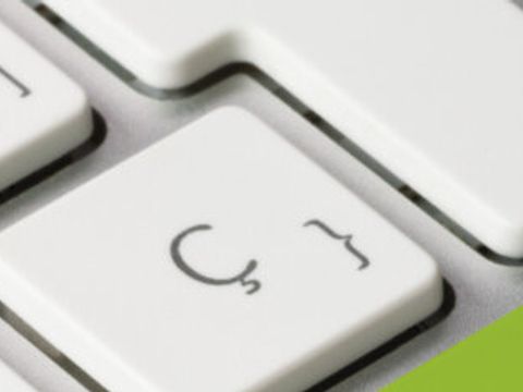 Tastatur mit einer grünen Taste auf der "Jetzt bewerben" steht