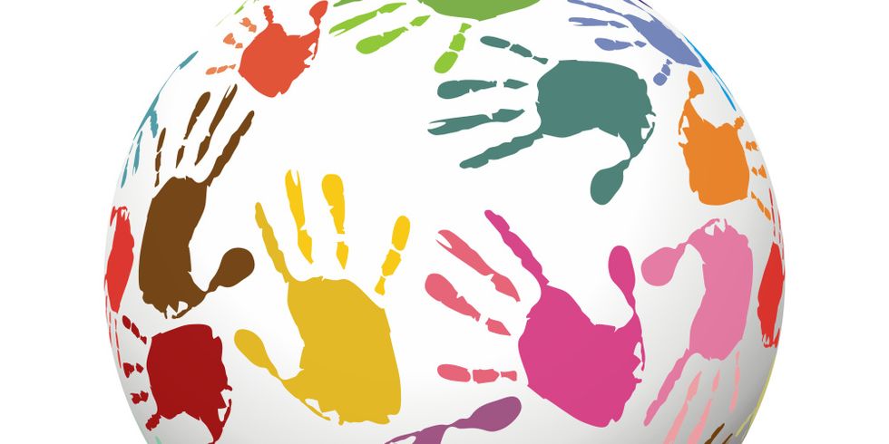 Farbige Handabdrücke auf einer Kugel