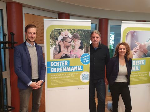 Gordon Lemm und das Jugendamt stellen die Plakatkampagne "Starke Eltern" vor