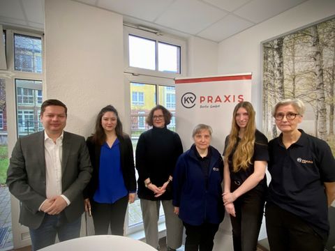 2023-01-31-pm-eroeffnung-zweite-kv-praxis_martin-schaefer_filiz-kekuellueoglu_camilla-schuler_dr-christina-vargas-und-das-praxisteam-c-ba-lichtenberg.jpg