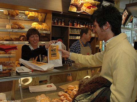 24.11.2006 Aktion: Gewalt kommt nicht in die Tüte, Bezirksstadtrat Marc Schulte und Christine Rabe (Foto Andreas Fritsch)