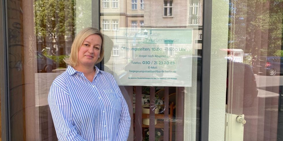 Frau Skejic vor der Begegnungsstätte Lebensfreude