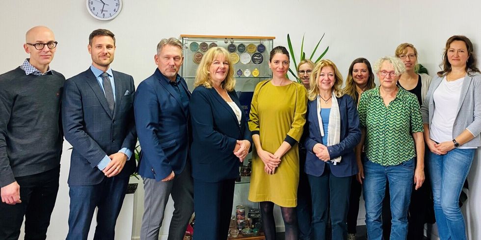 ein Gruppenbild mit 11 Personen